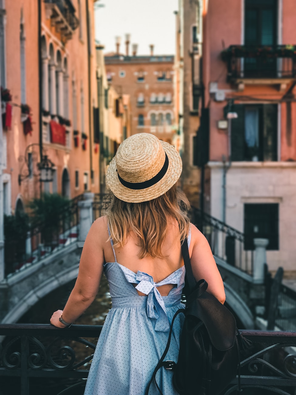 探索時尚魅力的獨特韻味，最新中文版絕對靴下