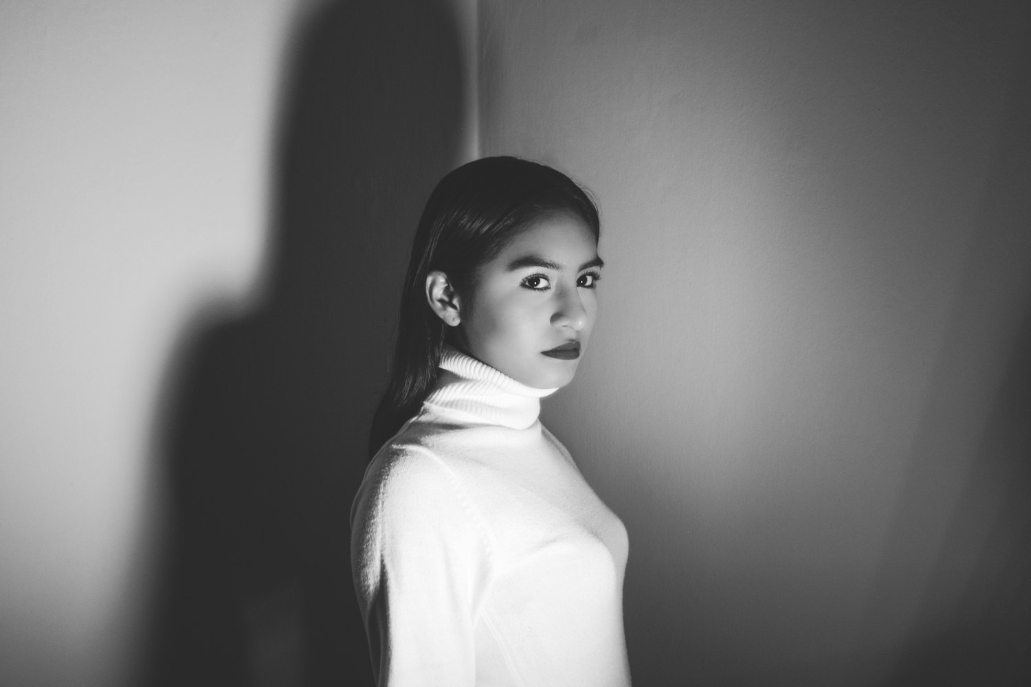 戀上黑天使演員，演技與魅力的完美融合。